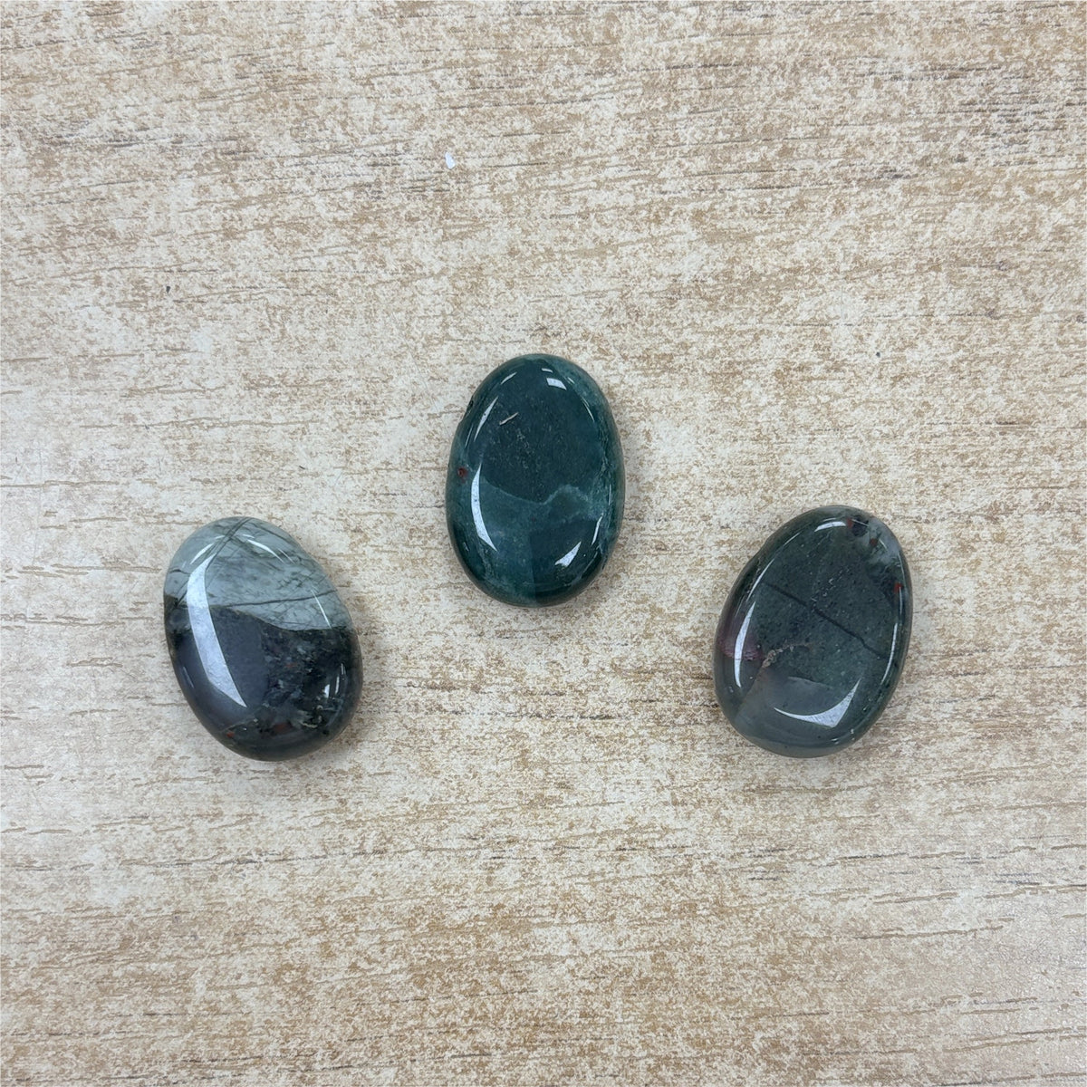 Pendentif Jaspe sanguin (Héliotrope) percée - Cordon offert