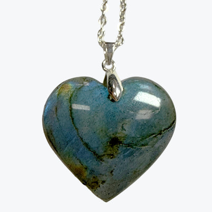 Pendentif Cœur Plat en Labradorite Naturelle Grise – Laiton – Madagascar