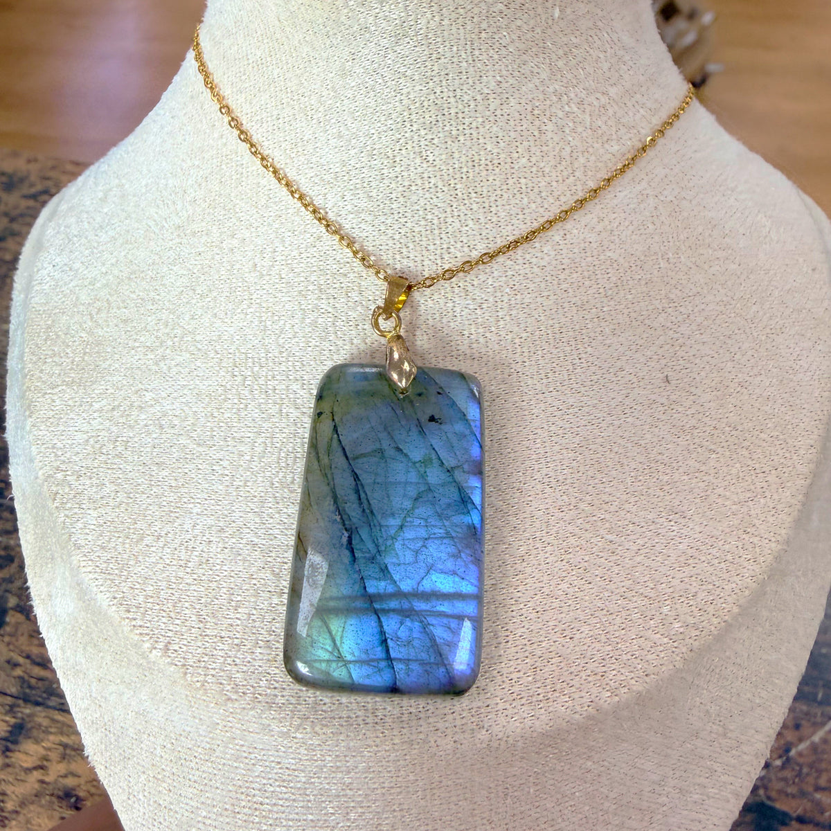 Pendentif en Labradorite Naturelle – rectangle – 3,5 x 2 cm – environ 15 g – provenance Madagascar