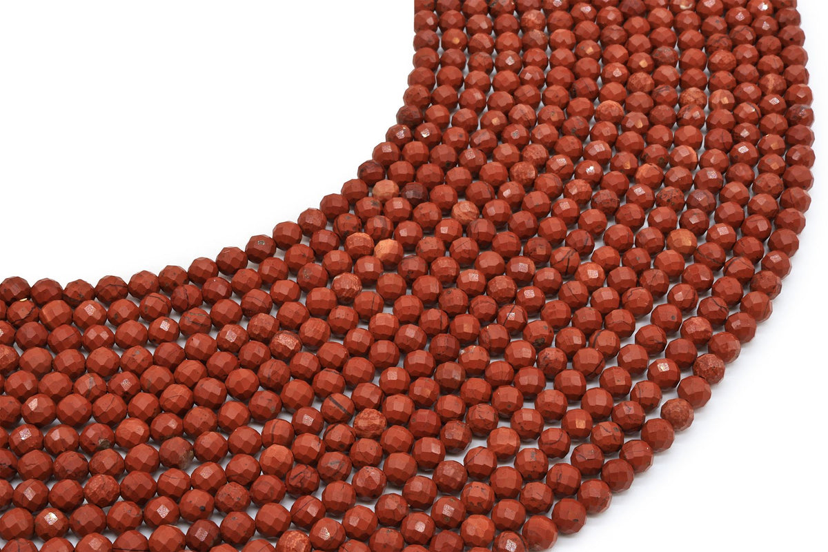 Fils de perles rondes facettées en jaspe rouge brique, disposés en arc sur fond blanc