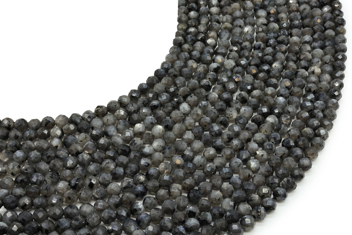 Fils de perles rondes facettées en Larvikite grise mouchetée de noir aux reflets bleutés