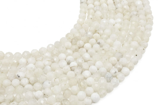 Fils de perles facettées blanc laiteux en Pierre de Lune aux reflets bleutés