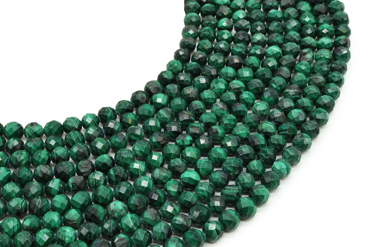 Fils de perles rondes facettées en malachite verte aux veinures concentriques, disposés en courbe