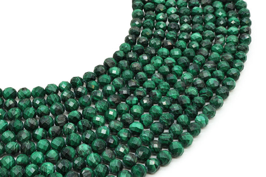 Fils de perles rondes facettées en malachite verte aux veinures concentriques, disposés en courbe