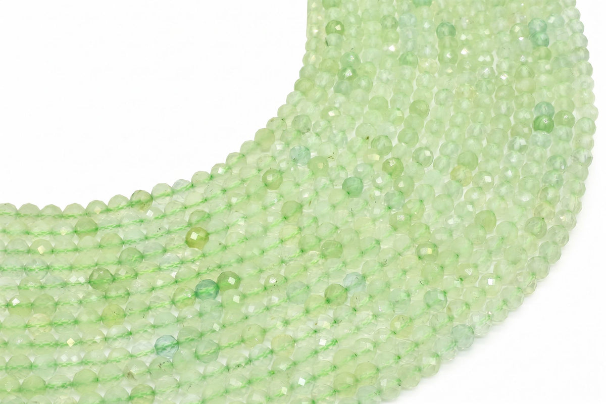 Fils de perles rondes facettées en Prehnite vert tendre, alignés les uns à côté des autres