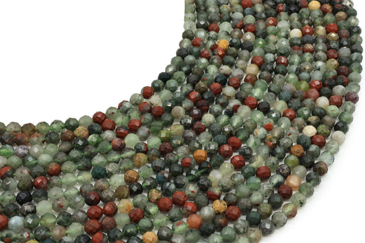 Fils de perles facettées de Jaspe Héliotrope aux tons verts et rouges, disposés en courbe