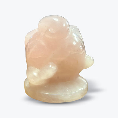 Figurine Pokémon sculptée en Quartz Rose Naturel du Brésil – socle rond, polie - Pièce unique | 48gr - 3x3cm