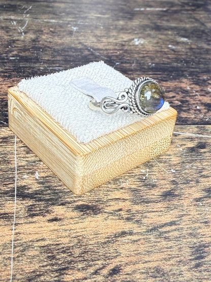 Bague avec une Labradorite ronde