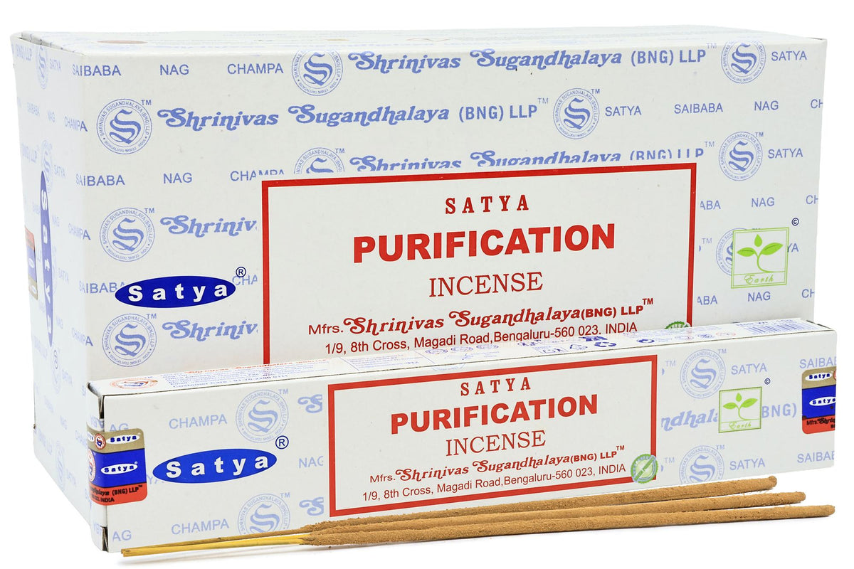 Boîte de 12 paquets d'encens Satya Purification avec un paquet ouvert et trois bâtonnets devant