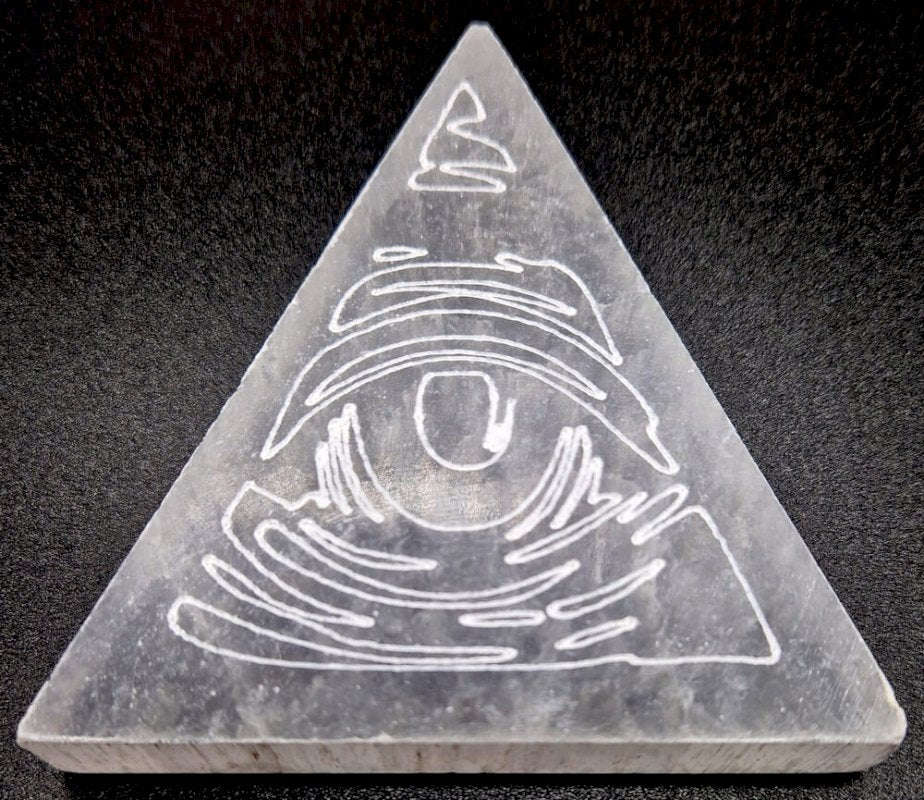 Pyramide 2D Sélénite gravée 3ème oeil 8cm
