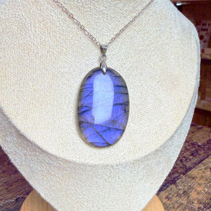 Pendentif en Labradorite Bleu Naturelle – Forme Ovale - Madagascar