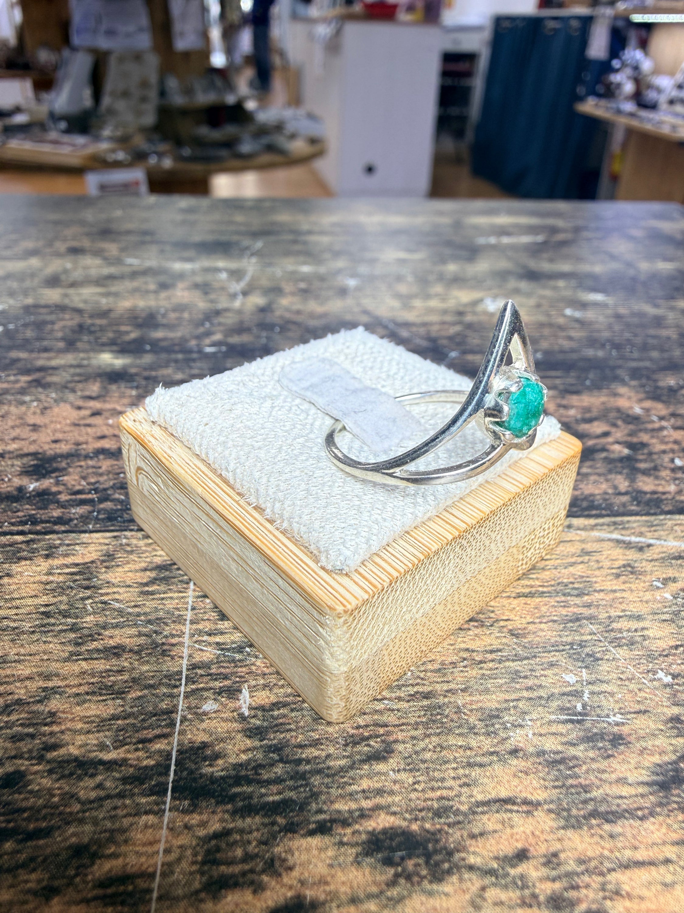 Bague forme couronne avec une émeraude