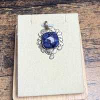 Pendentif avec du Saphir vue alternative