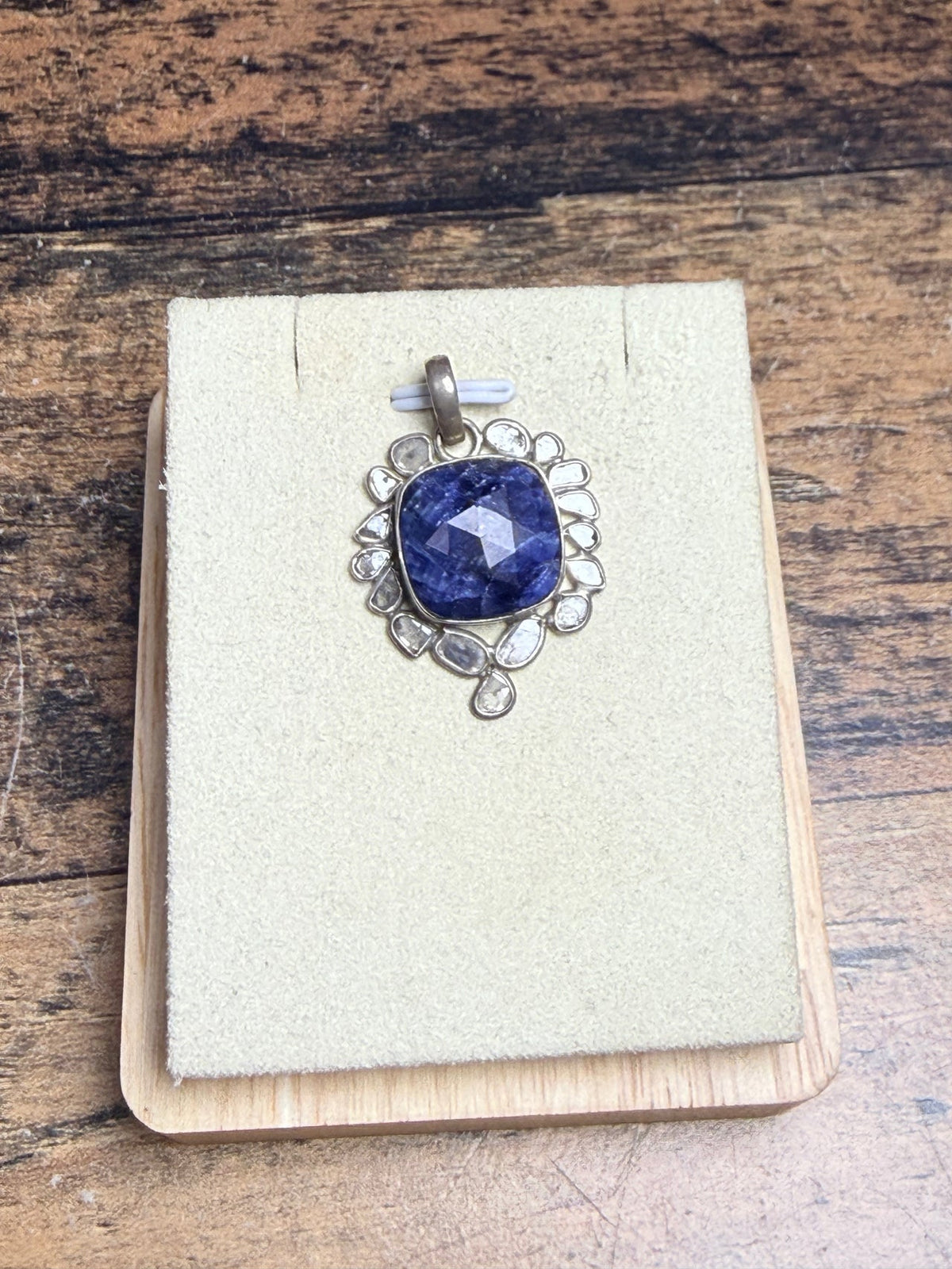 Pendentif avec du Saphir vue alternative
