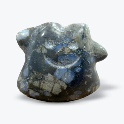 Figurine Pokémon Métamorphe sculptée en Labradorite, Obsidienne Neige et Aventurine - Pièce unique | 42gr - 4x2,5cm