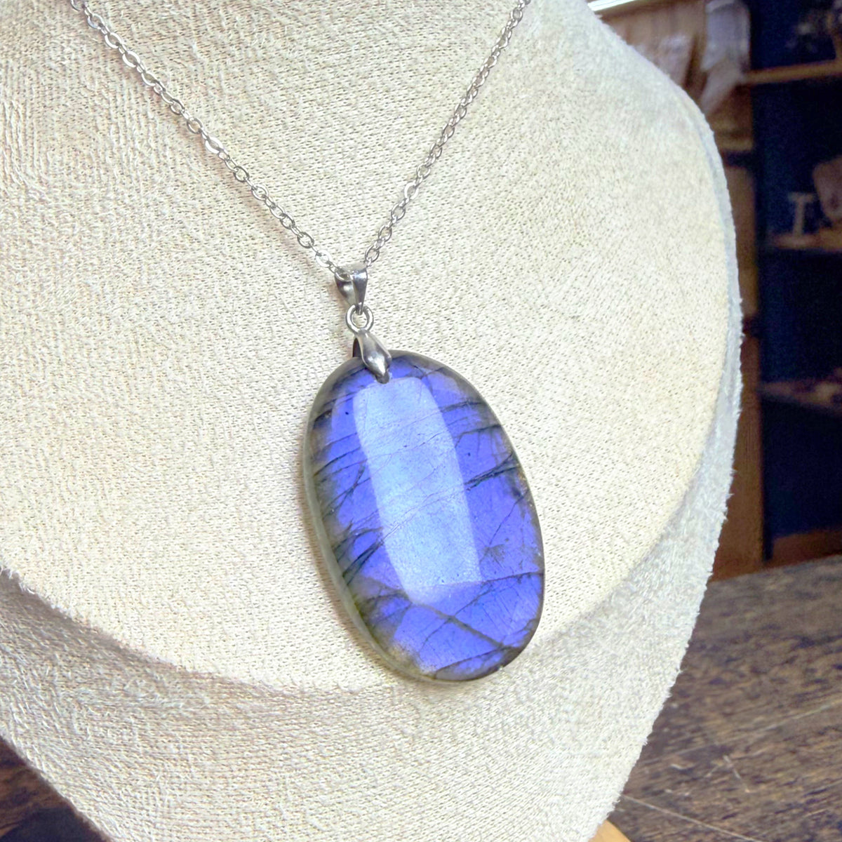 Pendentif en Labradorite Bleu Naturelle – Forme Ovale - Madagascar