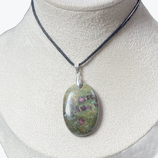 Pendentif Rubis sur Fuchsite ovale