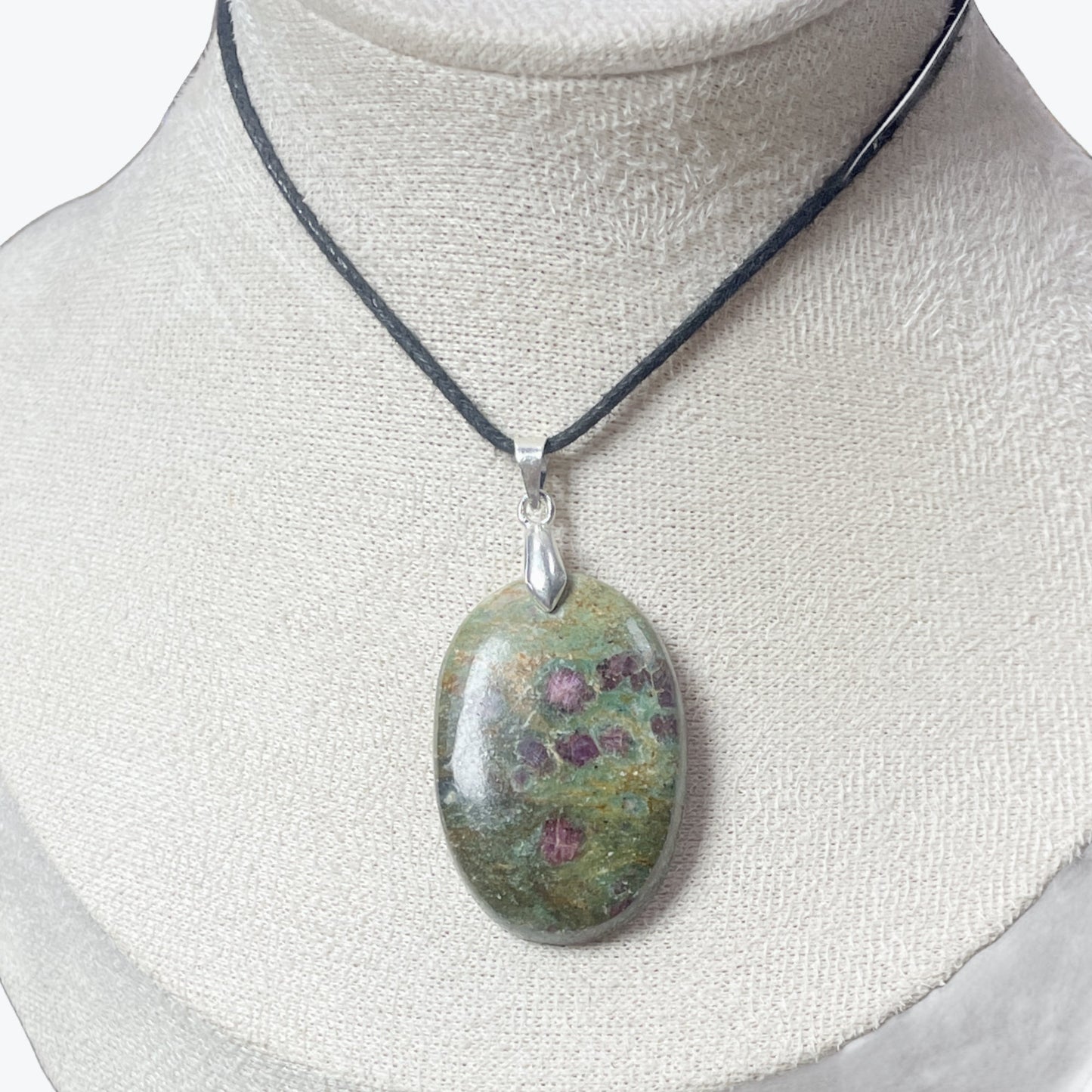 Pendentif Rubis sur Fuchsite ovale