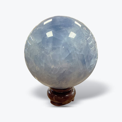 Sphère en Calcite Bleue Naturelle polie, sur socle en bois – 7 à 8 cm
