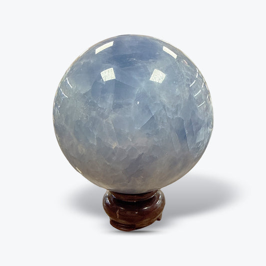 Sphère en Calcite Bleue Naturelle polie, sur socle en bois – 7 à 8 cm