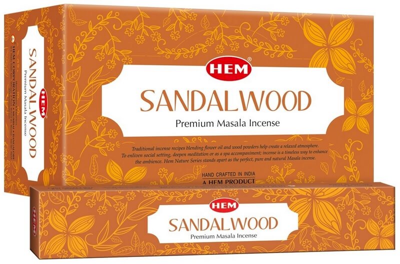 Boîte et paquet d'encens HEM Santal Masala à motifs orange et feuillages