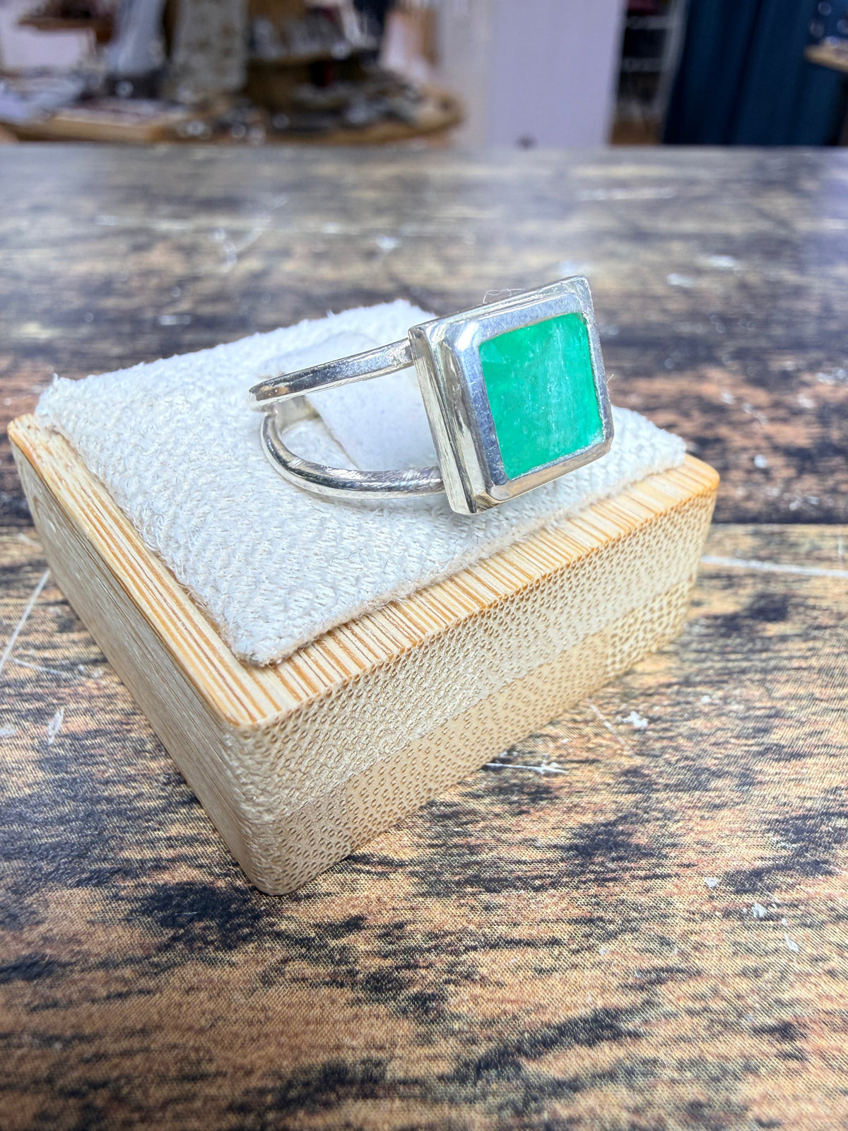Bague émeraude carré sertis clos