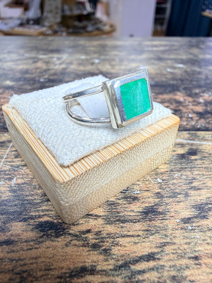 Bague émeraude carré sertis clos