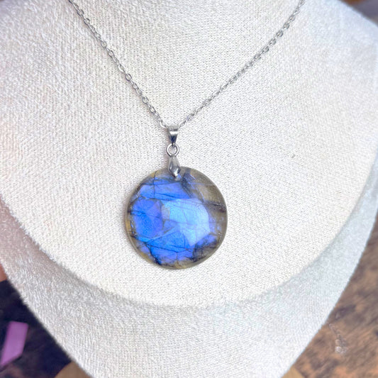 Pendentif en Labradorite Naturelle – Forme Ronde – provenance Madagascar