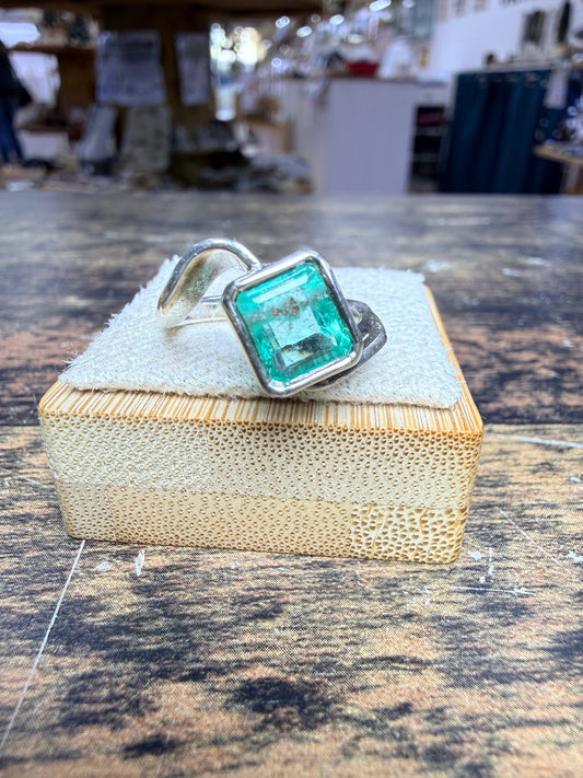 Bague Émeraude taille carrée
