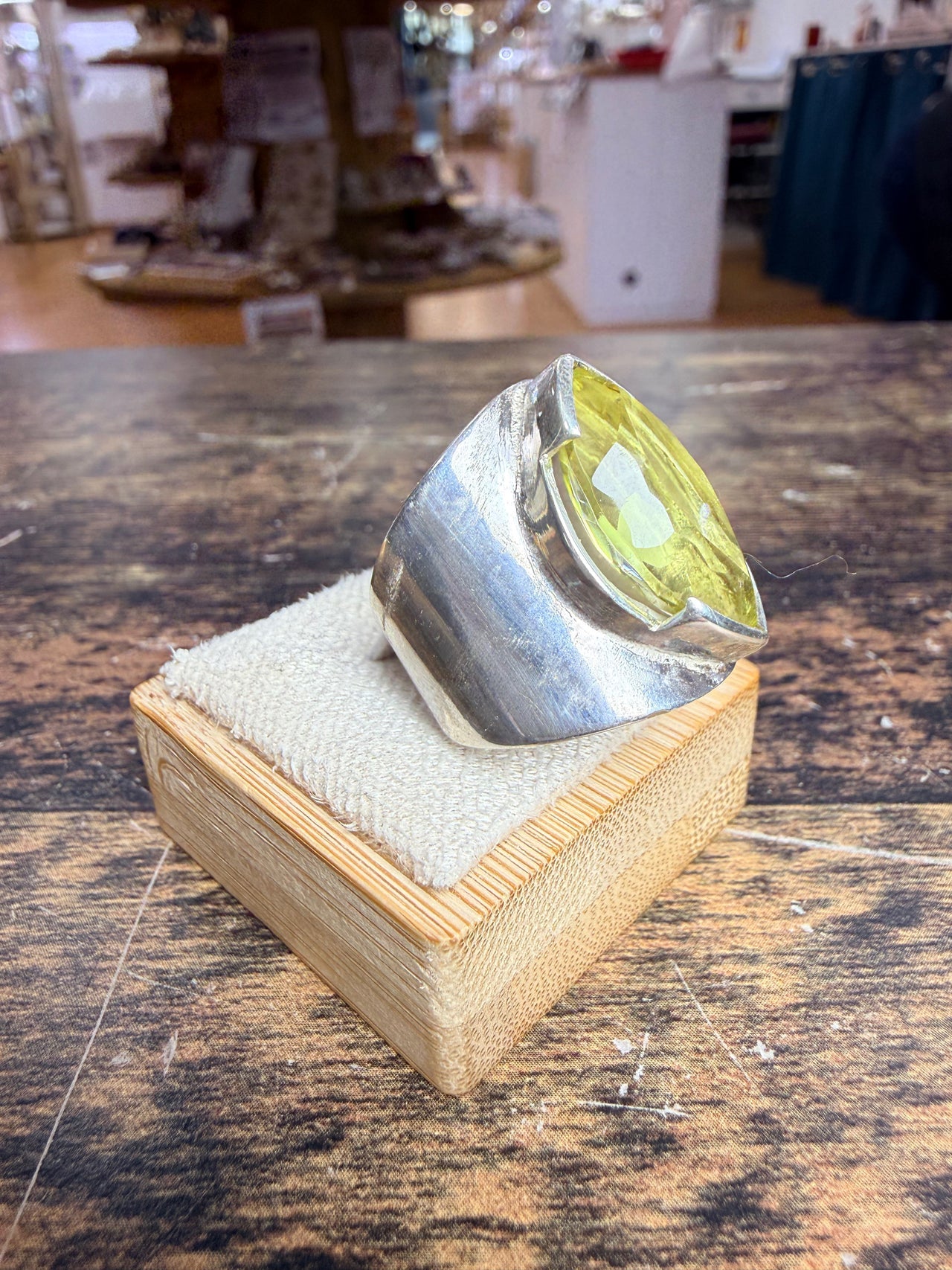 Chevalière citrine taille marquise vue alternative