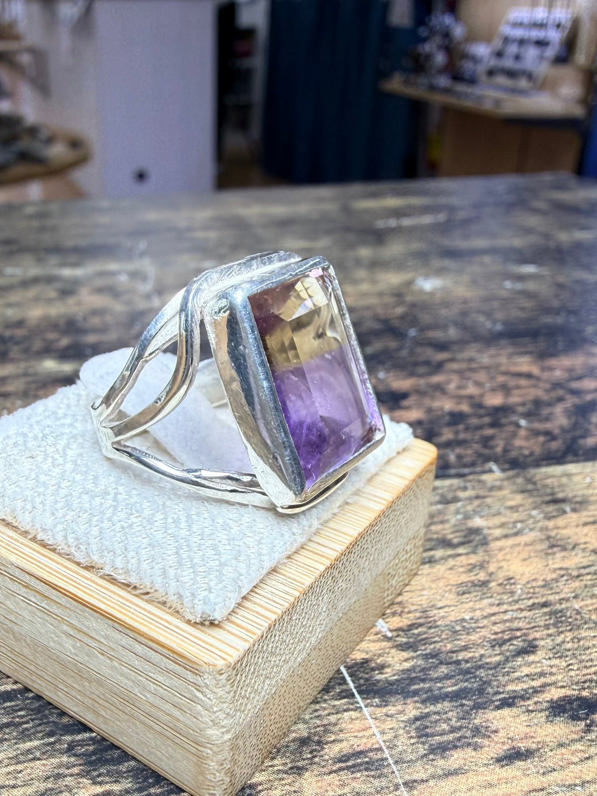 Bague Amétrine rectangulaire serticlos