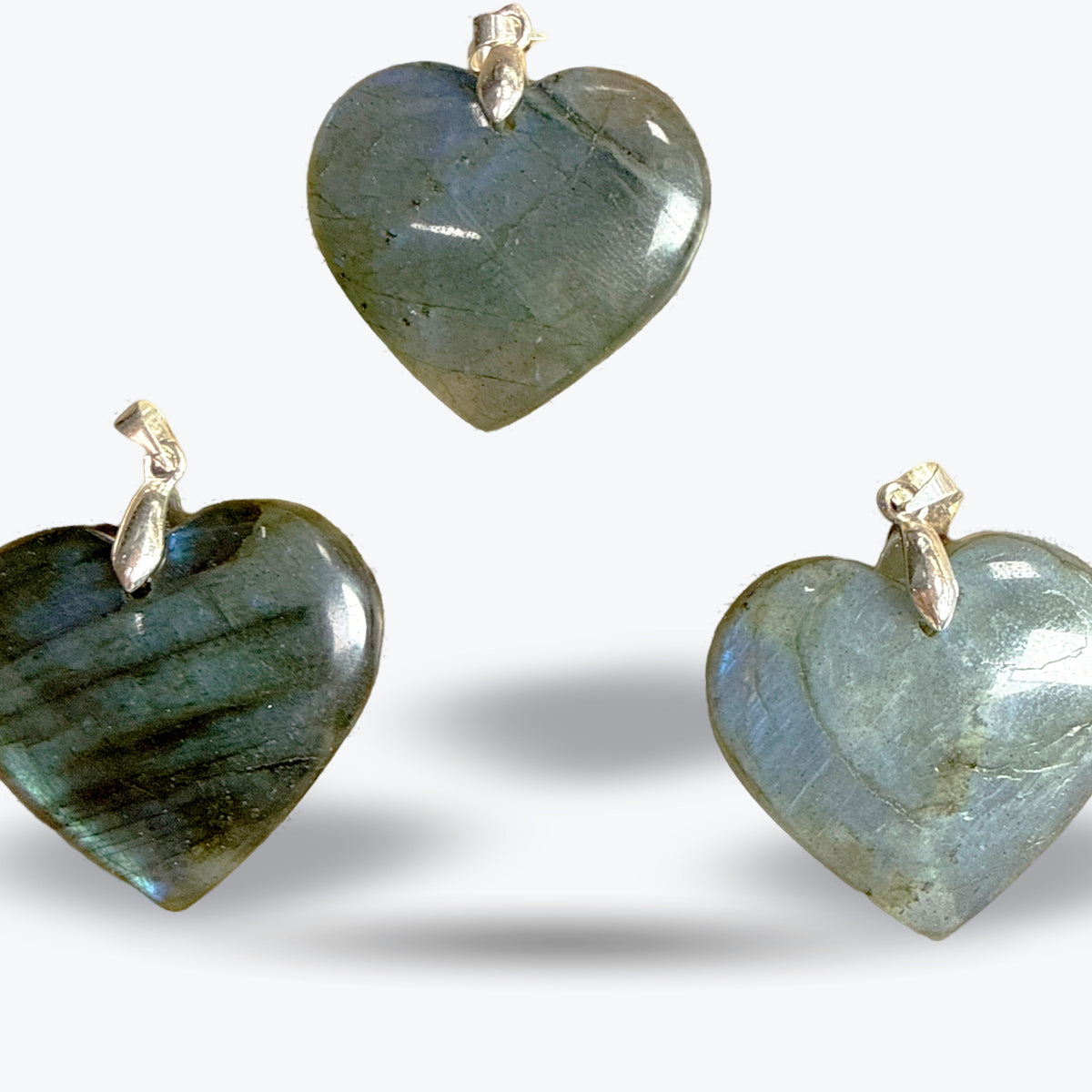 Pendentif Cœur Plat en Labradorite Naturelle Grise – Laiton – Madagascar