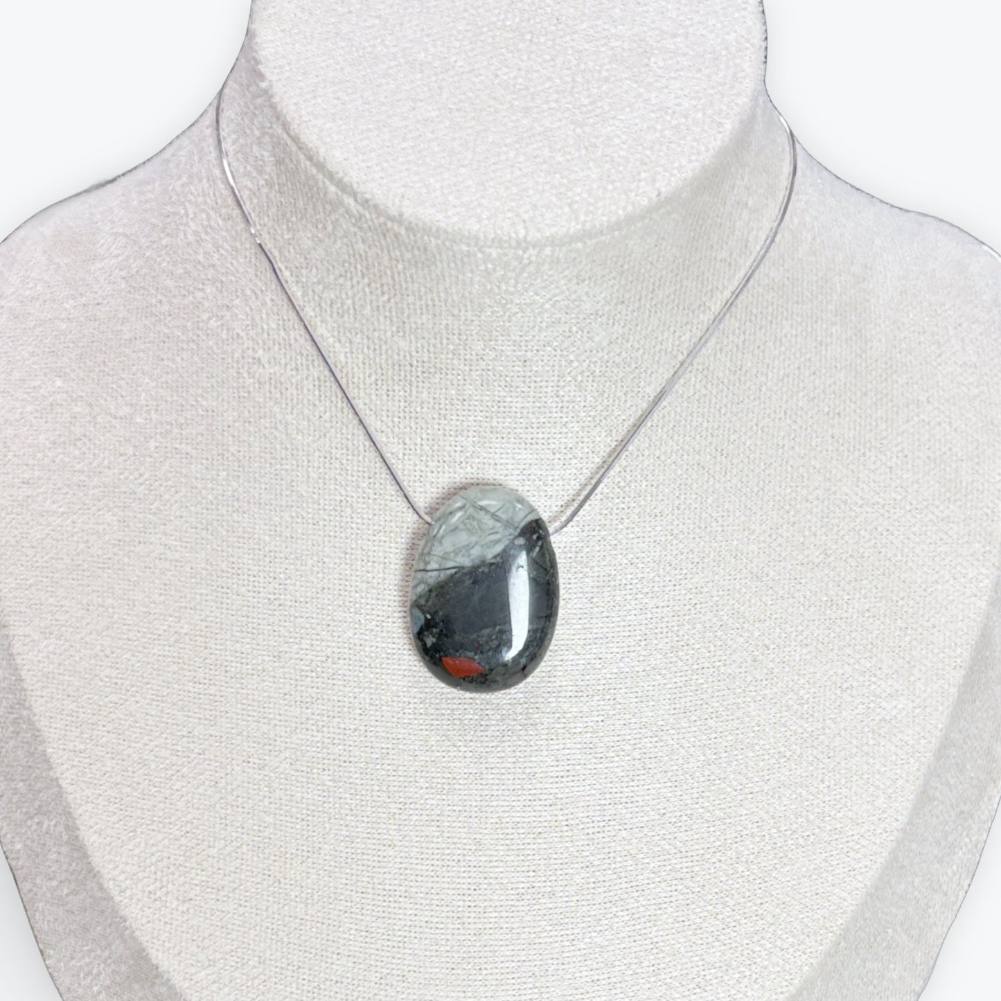 Pendentif Jaspe sanguin (Héliotrope) percée - Cordon offert
