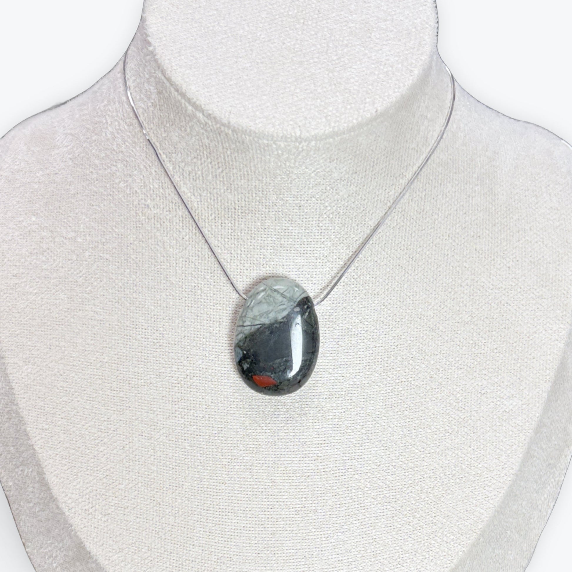 Pendentif Jaspe sanguin (Héliotrope) percée - Cordon offert