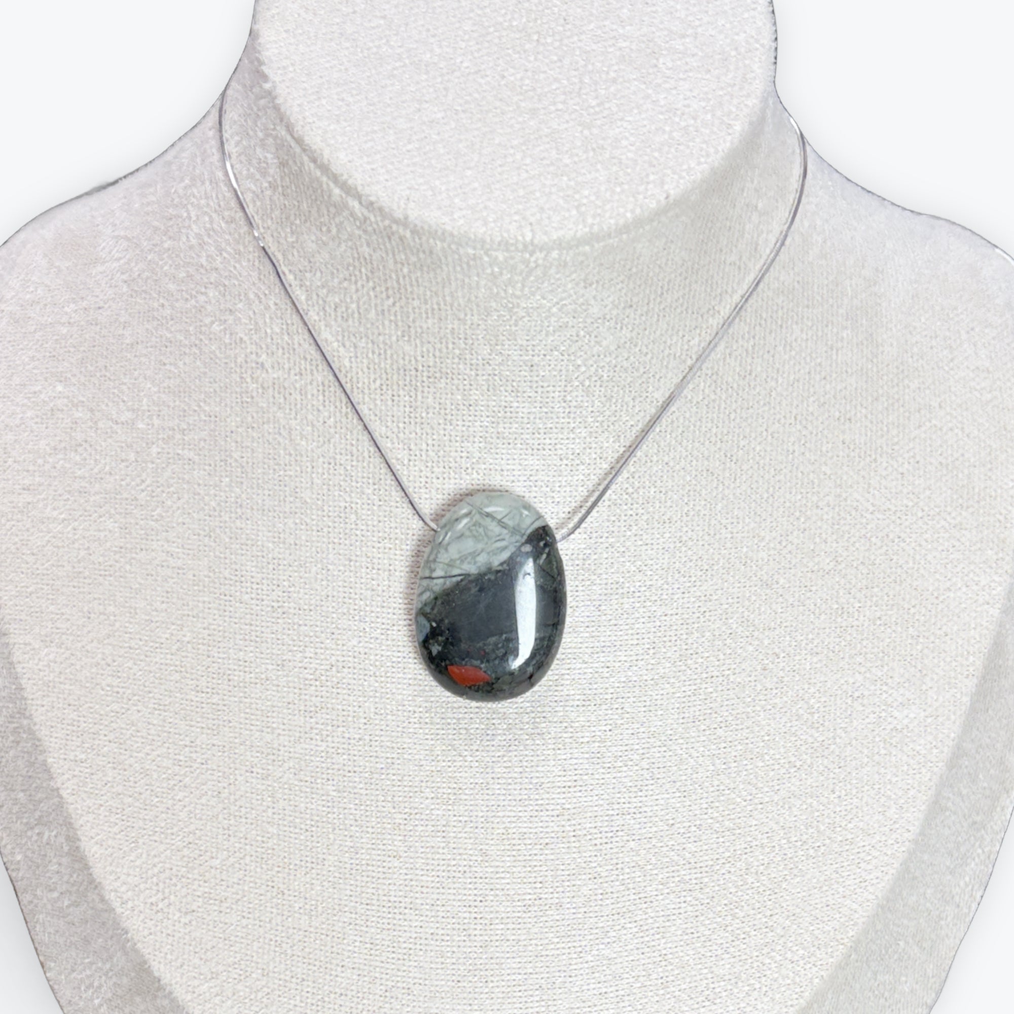 Pendentif Jaspe sanguin (Héliotrope) percée - Cordon offert