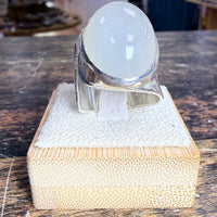 Grande bague Pierre de Lune blanche cabochon