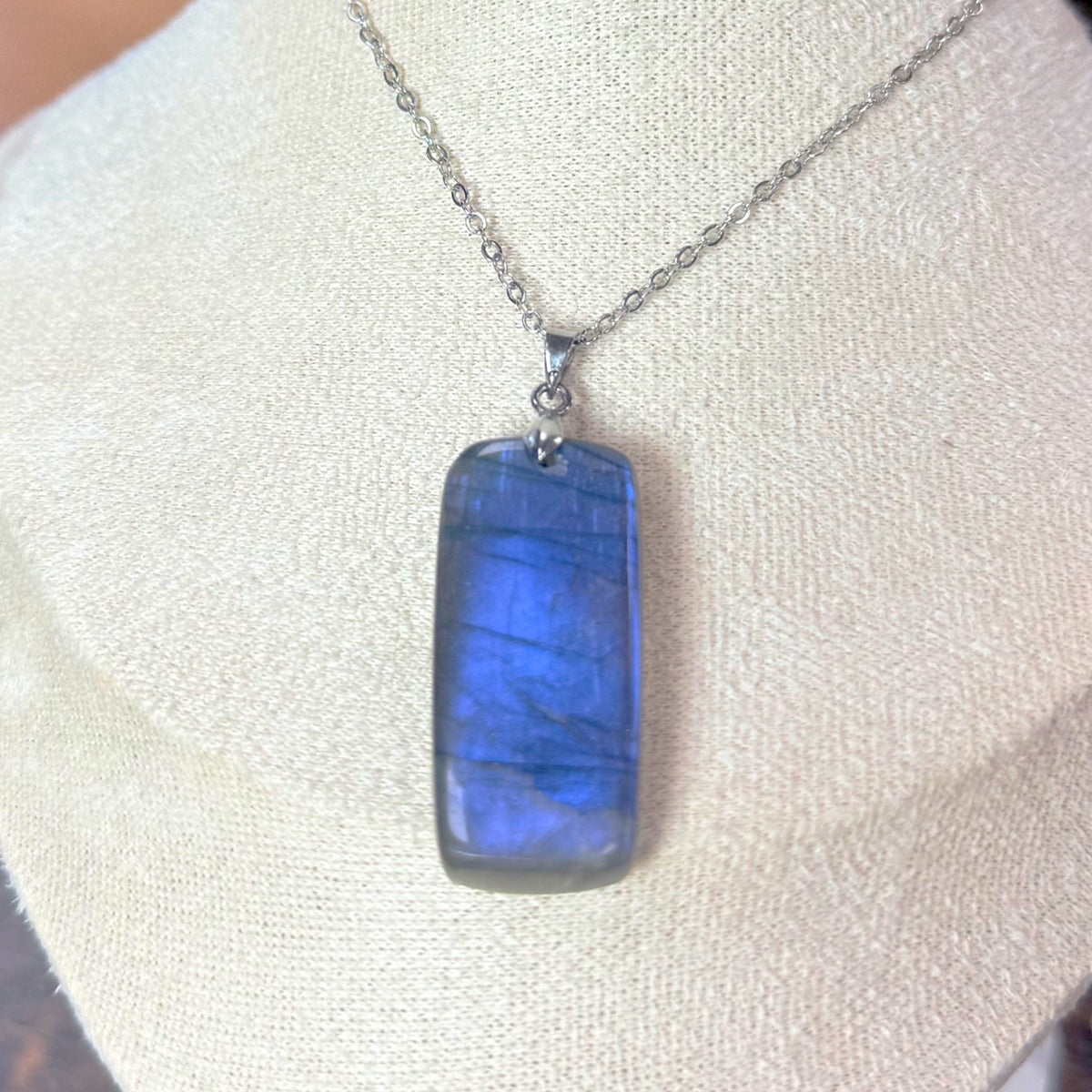 Pendentif en Labradorite Naturelle – rectangle – 3,5 x 2 cm – environ 15 g – provenance Madagascar