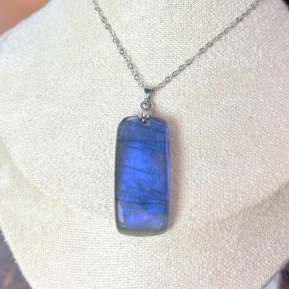Pendentif en Labradorite Naturelle – rectangle – 3,5 x 2 cm – environ 15 g – provenance Madagascar