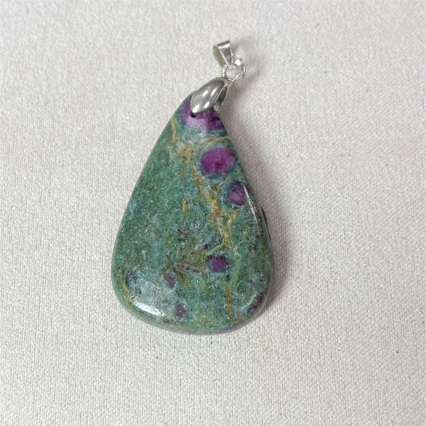Pendentif Rubis sur Fuchsite ovale