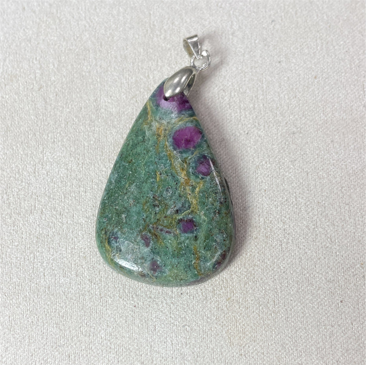 Pendentif Rubis sur Fuchsite ovale