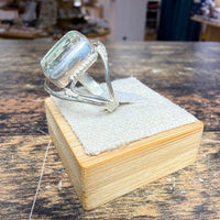 Bague Aigue-marine serti clos design contemporain vue alternative