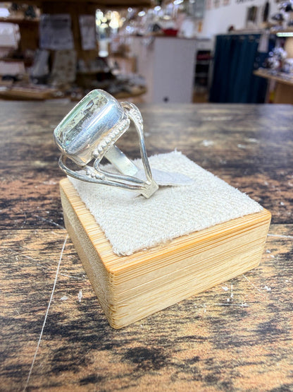 Bague Aigue-marine serti clos design contemporain vue alternative