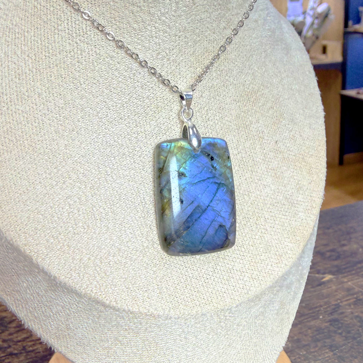 Pendentif en Labradorite Naturelle – rectangle – 3,5 x 2 cm – environ 15 g – provenance Madagascar