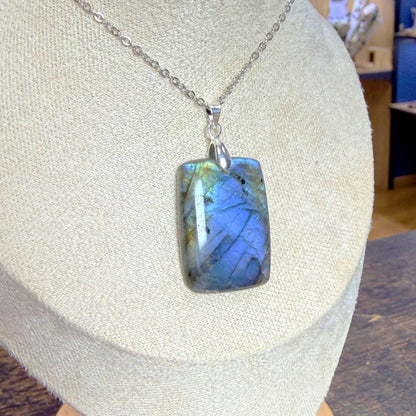 Pendentif en Labradorite Naturelle – rectangle – 3,5 x 2 cm – environ 15 g – provenance Madagascar
