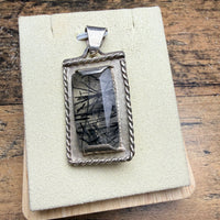 Pendentif avec un Quartz à inclusions de tourmaline noire