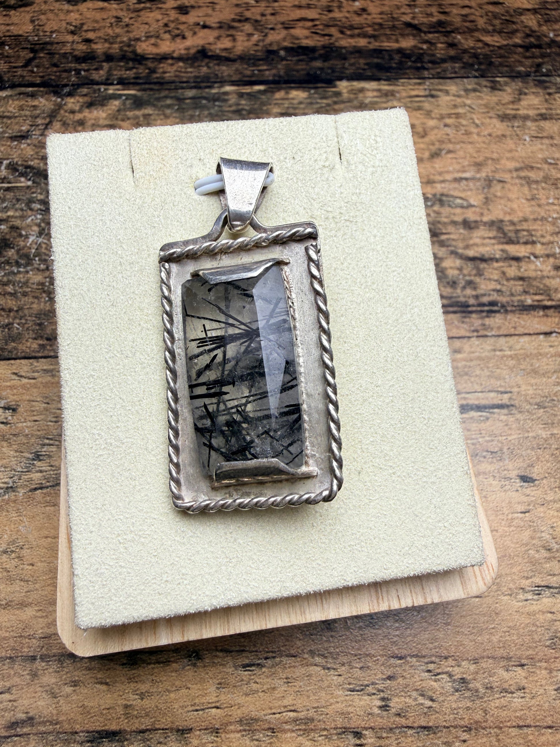 Pendentif avec un Quartz à inclusions de tourmaline noire