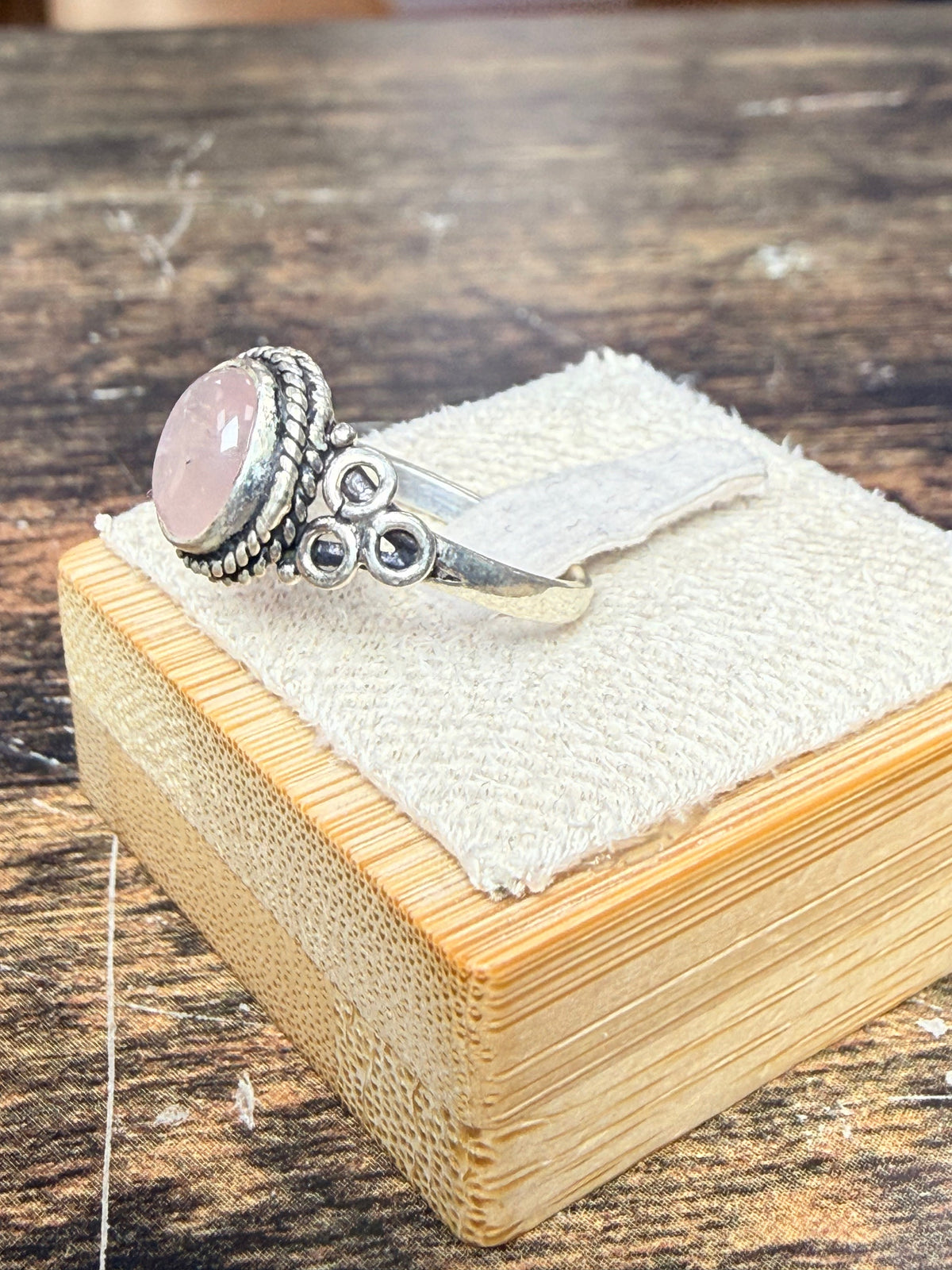 Bague Quartz rose avec des motif rond