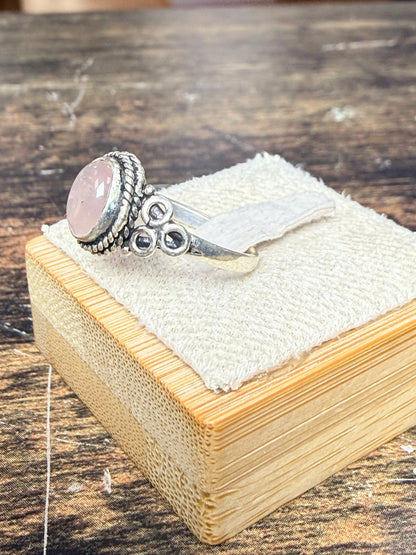 Bague Quartz rose avec des motif rond