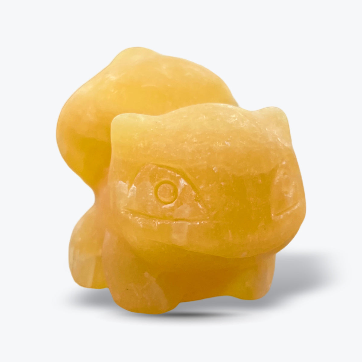 Pokémon Bulbizarre sculptée en Calcite Naturelle polie – Calcite miel, Cristal de - Pièce unique | 10gr - 3,5x3cm