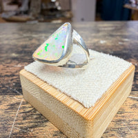 Bague Opale triangulaire semi-ouverte